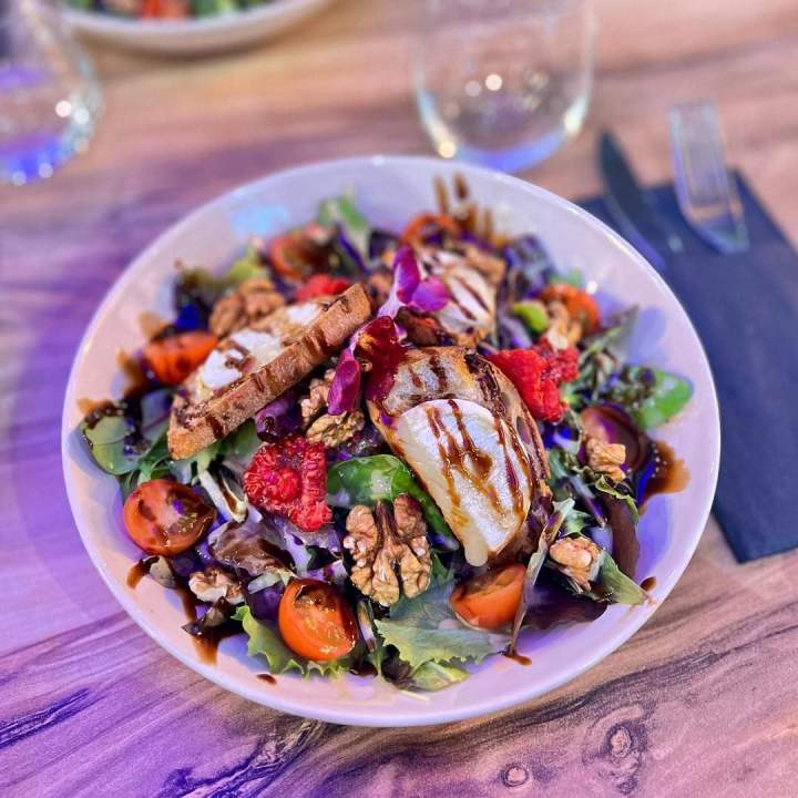 Délicieuse salade chèvre chaude Nîmes